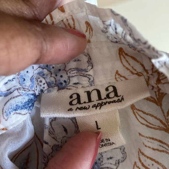 a.n.a Floral Blue And White Sleeveless Buttoned Down Tank Blouse - Picture 5 of 6